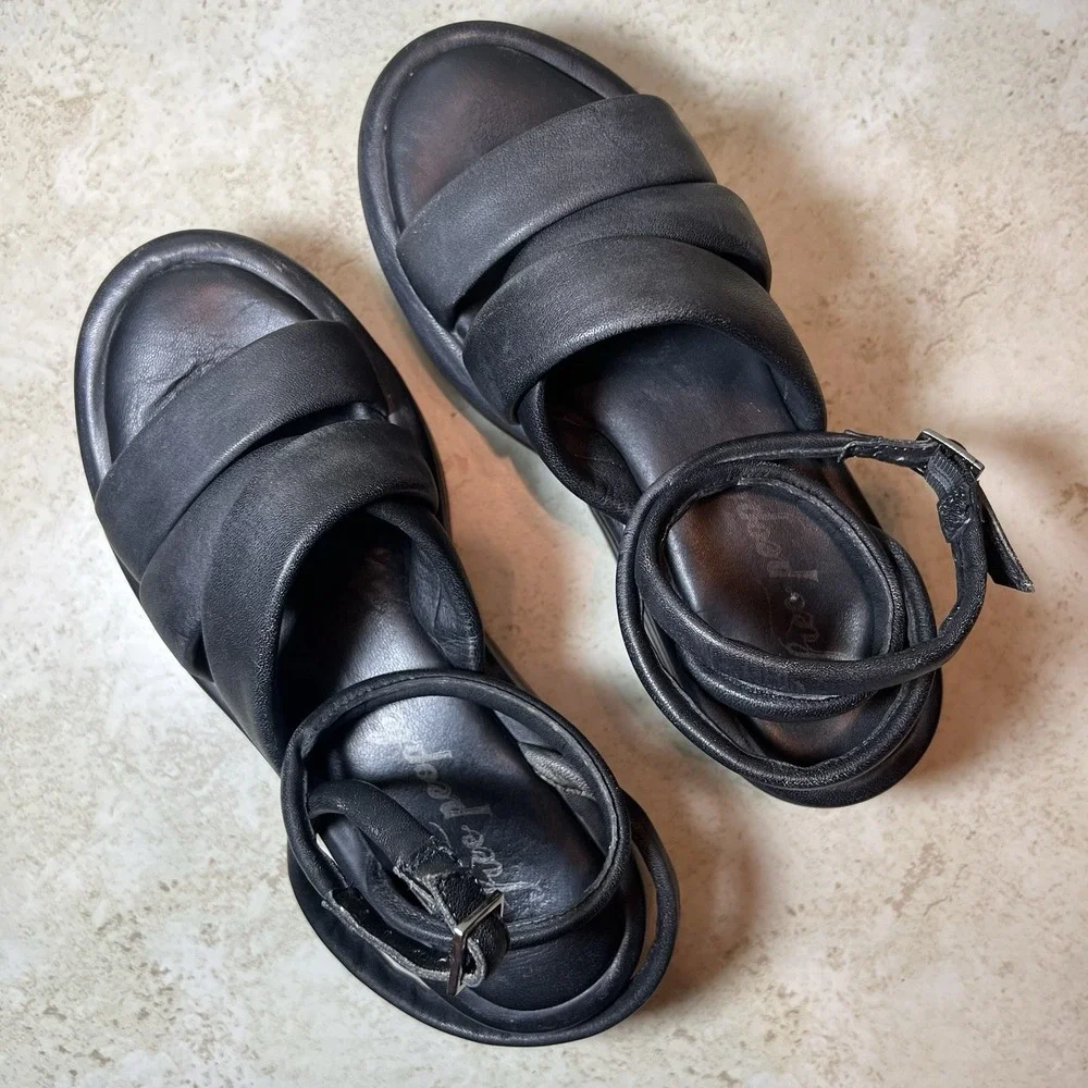 Free People Iris Flatform Sandals Black Leather Size 37.5 US 7.5 Puffy Strap Y2K